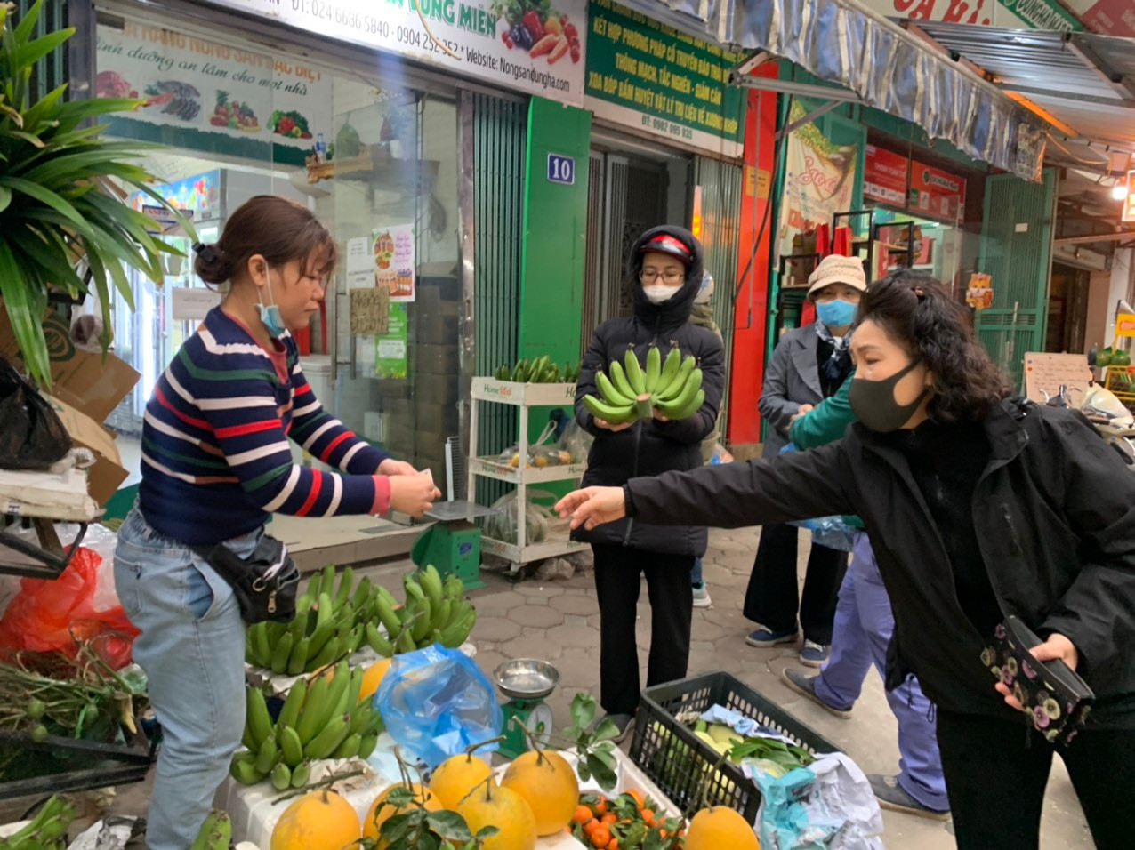 Hoa quả, chuối, hoa tươi luôn được người dân ưu tiên mua sáng nay