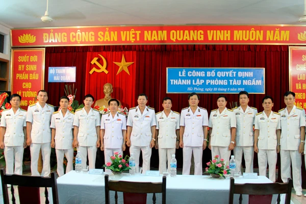 Các đại biểu chụp ảnh lưu niệm tại buổi lễ