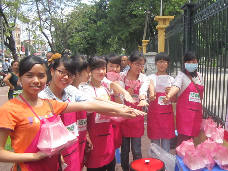 Những bạn trẻ đến từ rất nhiều trường ĐH, CĐ tình nguyện bán cơm giá rẻ. Ảnh: Thanh Hà Những bạn trẻ đến từ rất nhiều trường ĐH,CĐ tình nguyện bán cơm giá rẻ