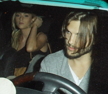 Ashton Kutcher bị bắt gặp hẹn hò với Sara Leal