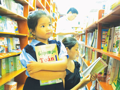 Năm học mới, mọi chi phí cho học tập - từ đồng phục đến sách giáo khoa - đều tăng. Ảnh: Bạch Dương