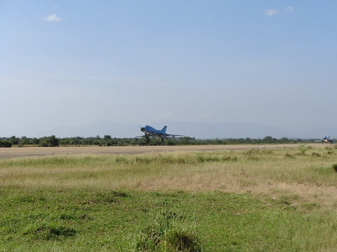 Cất cánh. Su 22 là loại tiêm kích bom có tốc độ vượt âm thanh. Tính năng chủ lực của Su 22 là tấn công mặt đất, mặt nước