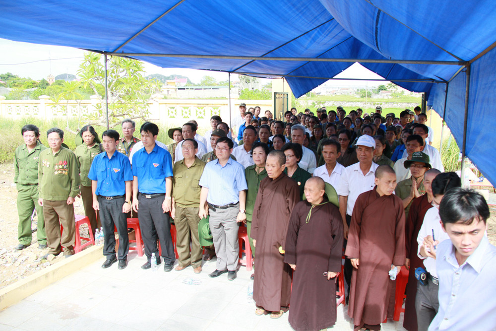 Phút mặc niệm cho những người đã ngã xuống. Ảnh: Trường Phong. 