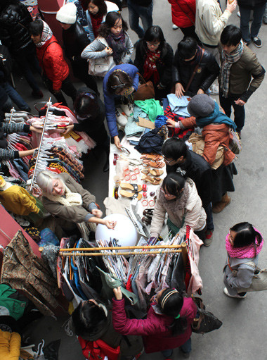 Tại phiên chợ này, bạn có thể tìm cho mình món đồ ưng ý với giá vài chục nghìn đồng