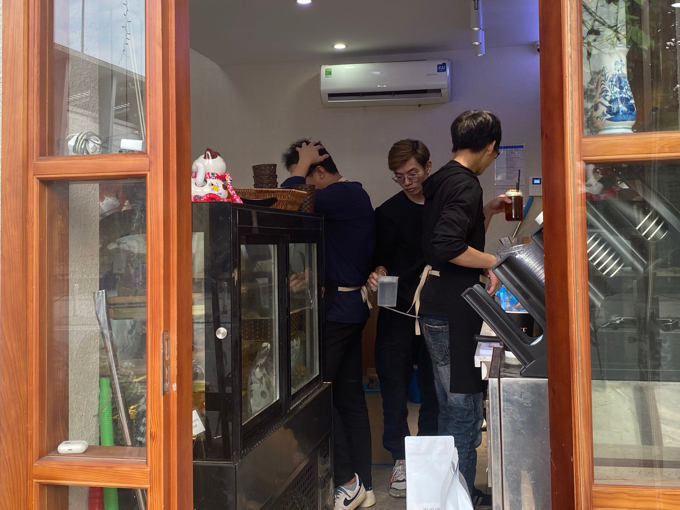 Nhân viên quán tất bật trong ngày đông khách. Các quán cafe, nhà hàng vẫn đang tuyển nhân viên thời vụ cho mùa cao điểm cuối năm.