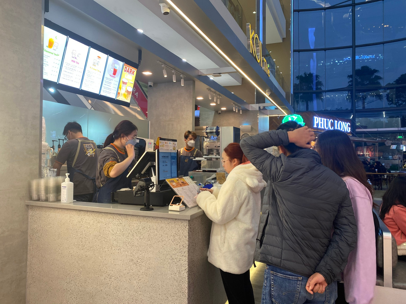 Quầy trà sữa luôn có khách xếp hàng chờ đặt đồ, nhận đồ. Ngoài ra, lượng khách đặt món qua các ứng dụng giao đồ ăn trực tuyến cũng rất lớn. Nhân viên cửa hàng không lúc nào ngơi tay Quầy trà sữa luôn có khách xếp hàng chờ đặt đồ, nhận đồ. Ngoài ra, lượng khách đặt món qua các ứng dụng giao đồ ăn trực tuyến cũng rất lớn. Nhân viên cửa hàng không lúc nào ngơi tay