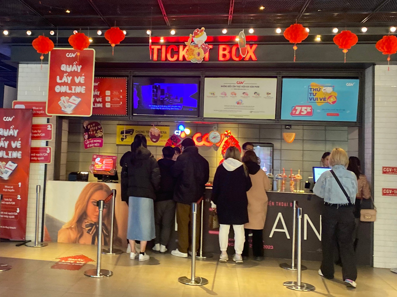 Rạp chiếu phim cũng đông khách từ sáng tới khuya, các suất chiếu muộn lúc 22-23h vẫn không giảm độ "hot" Rạp chiếu phim cũng đông khách từ sáng tới khuya, các suất chiếu muộn lúc 22-23h vẫn không giảm độ "hot"