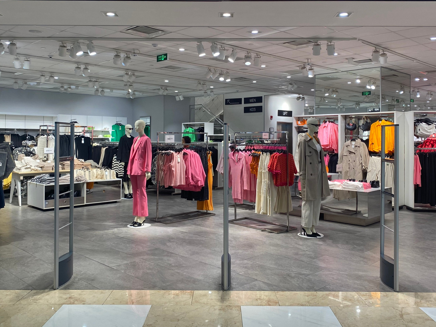 Cửa hàng thời trang vắng vẻ im lìm. Nhìn chung, nhu cầu sắm sửa quần áo đầu năm mới không cao, do phần lớn người dân đã sửa soạn trang phục, mua sắm từ trước Tết Cửa hàng thời trang vắng vẻ im lìm. Nhìn chung, nhu cầu sắm sửa quần áo đầu năm mới không cao, do phần lớn người dân đã sửa soạn trang phục, mua sắm từ trước Tết