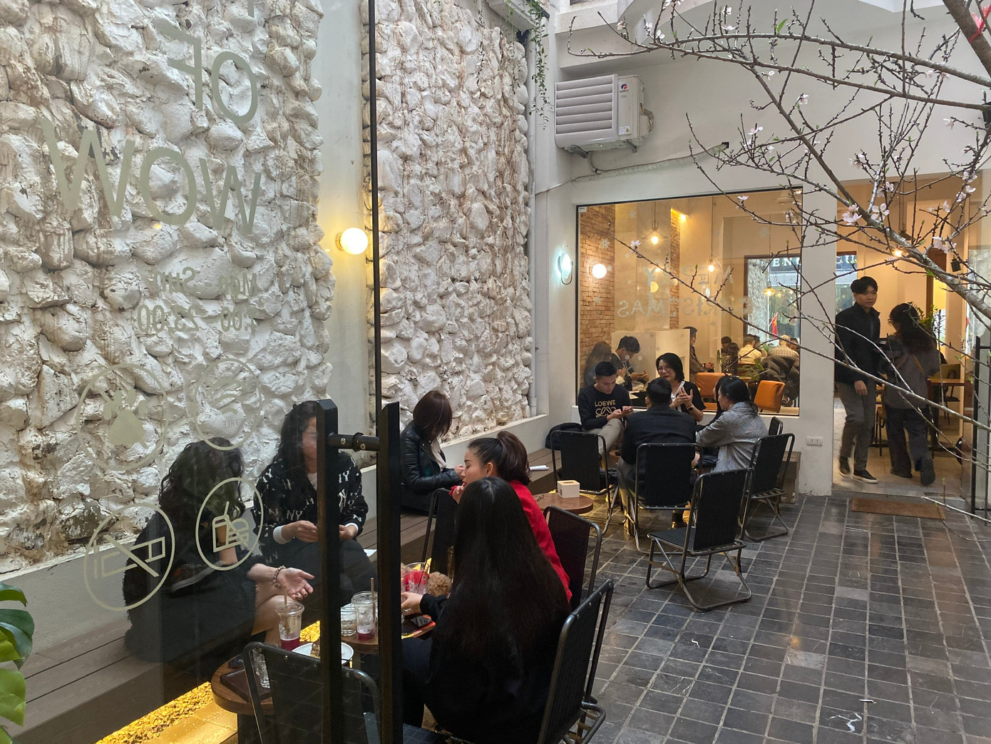 Một quán cafe trên phố Bùi Thị Xuân (Hà Nội) Một quán cafe trên phố Bùi Thị Xuân (Hà Nội)