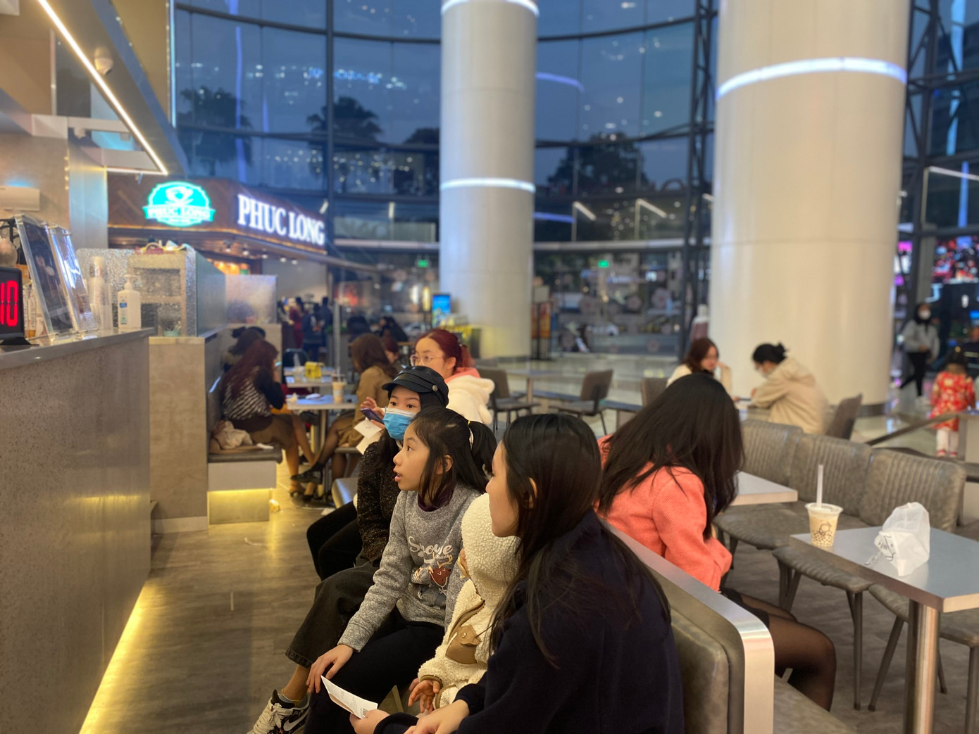 Nhiều thực khách nhỏ tuổi kiên nhẫn chờ đợi thức uống yêu thích. Lúc cao điểm, hoặc với đơn hàng lớn, khách hàng có thể phải chờ lâu mới có đồ uống Nhiều thực khách nhỏ tuổi kiên nhẫn chờ đợi thức uống yêu thích. Lúc cao điểm, hoặc với đơn hàng lớn, khách hàng có thể phải chờ lâu mới có đồ uống