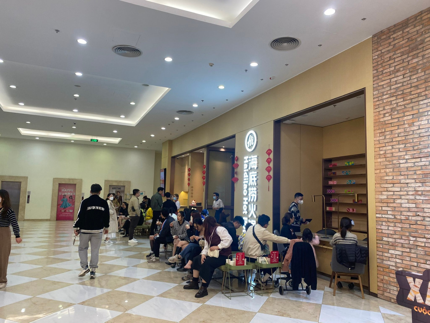 Hàng chục khách xếp hàng chờ bên ngoài 1 nhà hàng lẩu Trung Hoa. Vào giờ cao điểm, nhiều khách hàng phải đợi cả tiếng đồng hồ mới có bàn. Nhà hàng hoạt động tới đêm khuya Hàng chục khách xếp hàng chờ bên ngoài 1 nhà hàng lẩu Trung Hoa. Vào giờ cao điểm, nhiều khách hàng phải đợi cả tiếng đồng hồ mới có bàn. Nhà hàng hoạt động tới đêm khuya