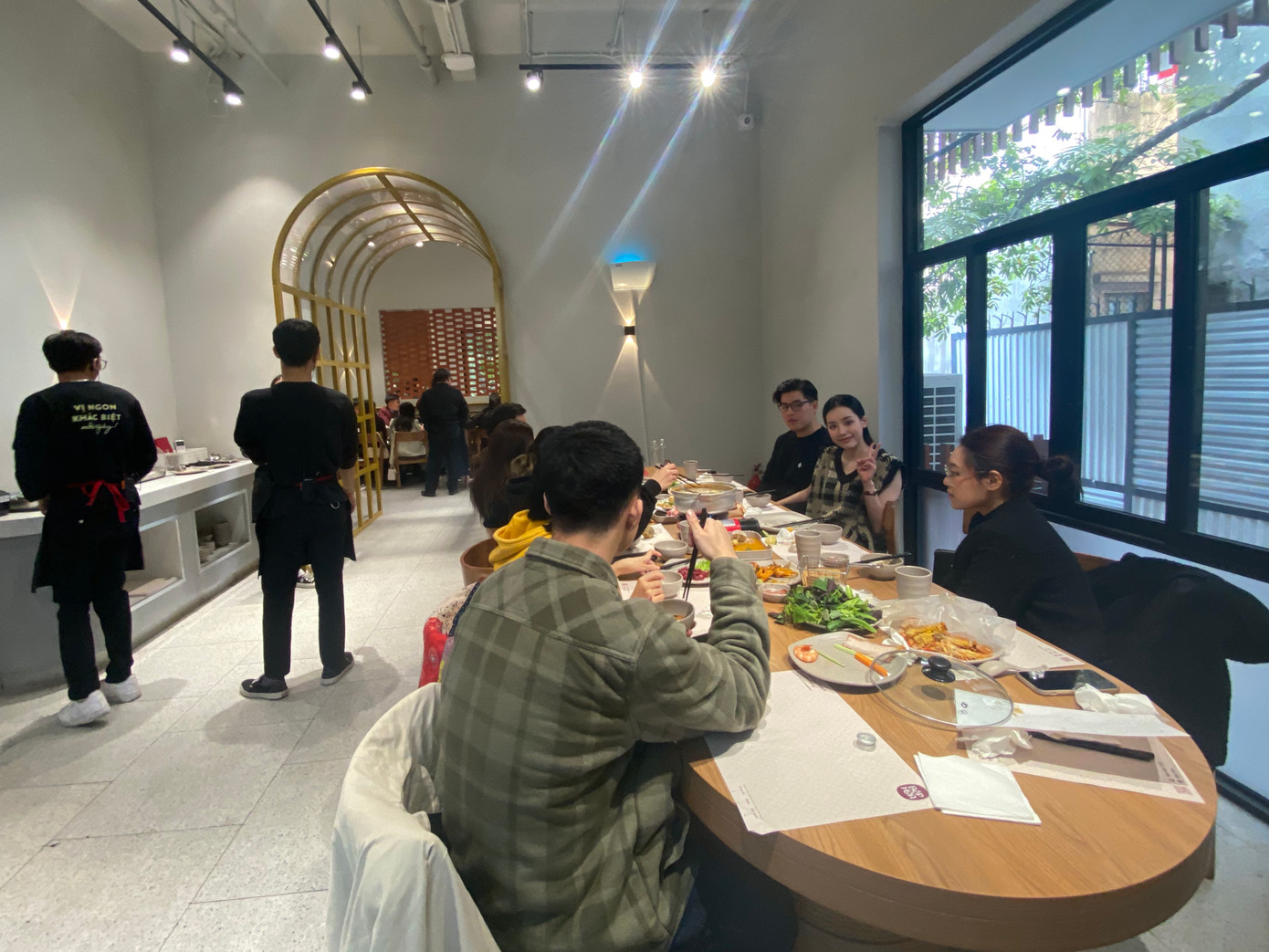 Để có bàn ăn ngày nghỉ lễ, một nhóm khách ăn tại nhà hàng trên phố Thể Giao (Hà Nội) chia sẻ, để có bàn ăn trưa, nhóm đã phải đặt trước 4 ngày, kèm tiền cọc. Bàn ngoài trời, có ban công đã được đặt hết trước đó.