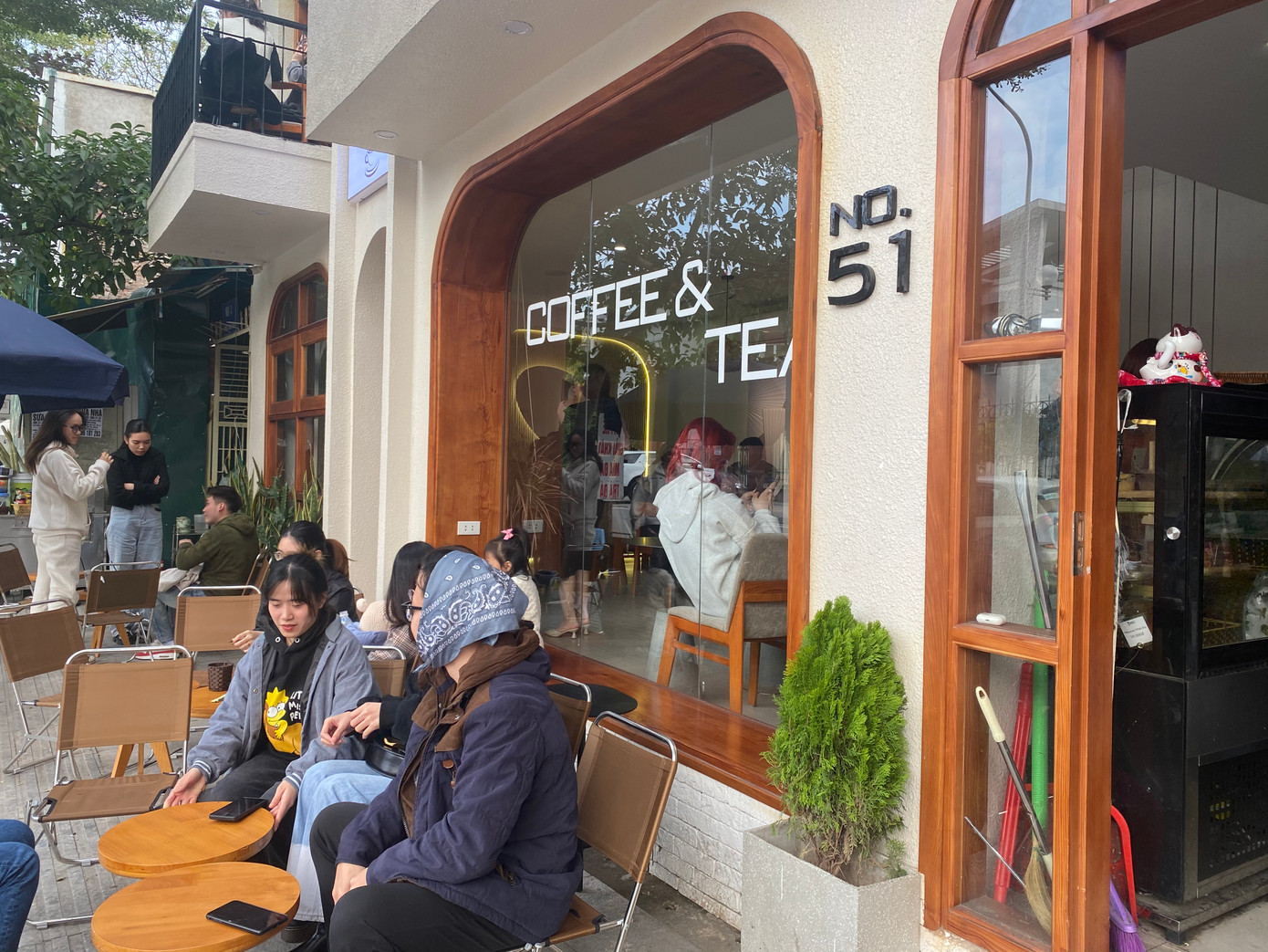 Các quán cafe cũng đông nghịt khách, kín bàn, khách ngồi tràn vỉa hè.