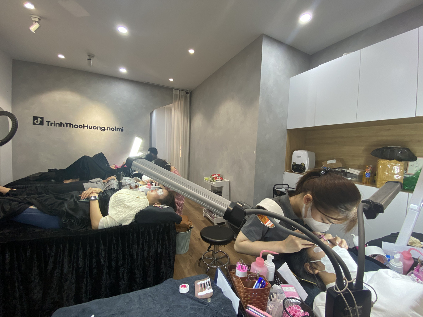 Tiệm nối mi hoạt động hết công suất ngày Tết Tiệm nối mi hoạt động hết công suất ngày Tết