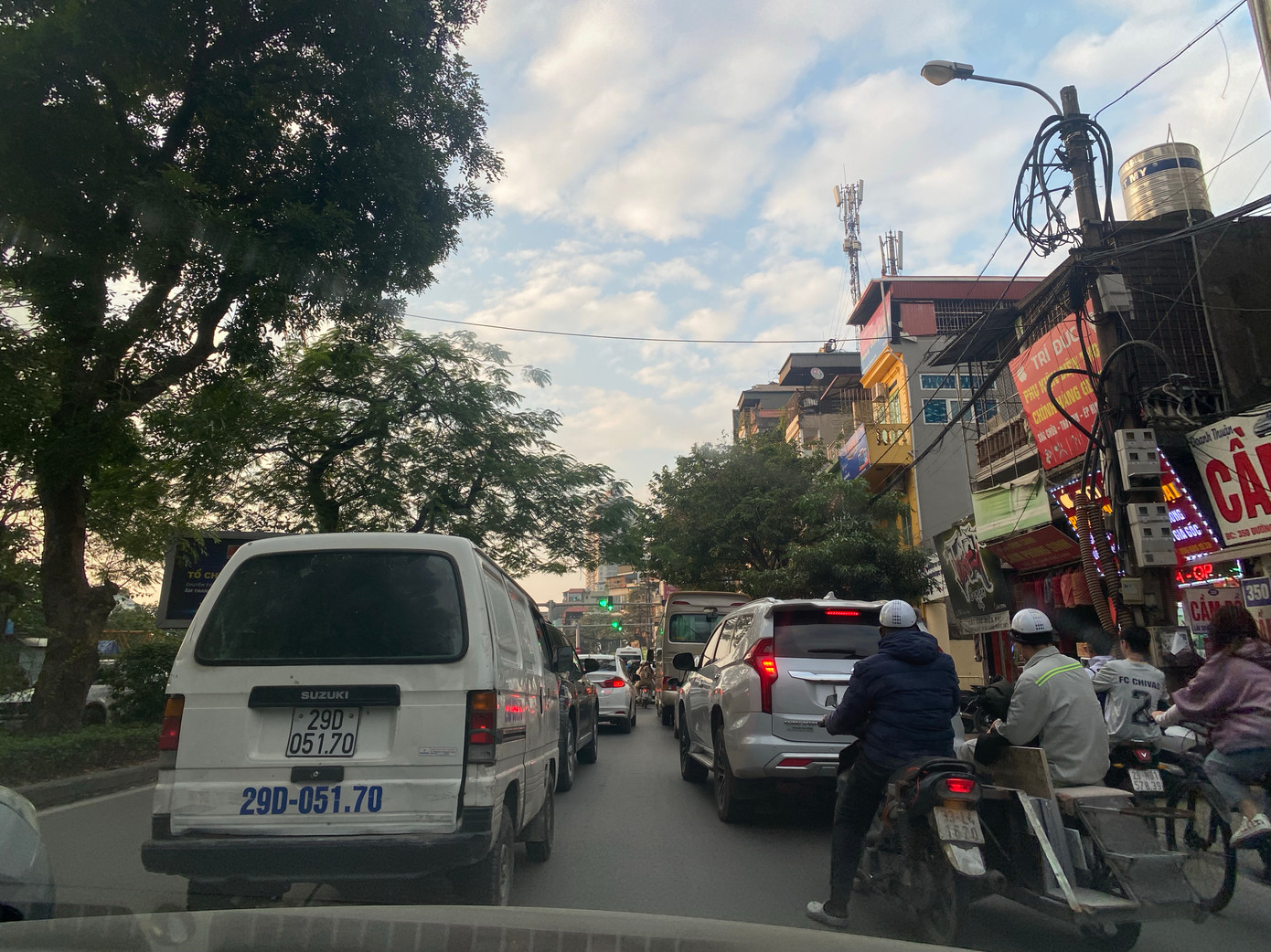 Nhiều ngả đường Thủ đô đông kín phương tiện, người dân đổ về trung tâm vui chơi