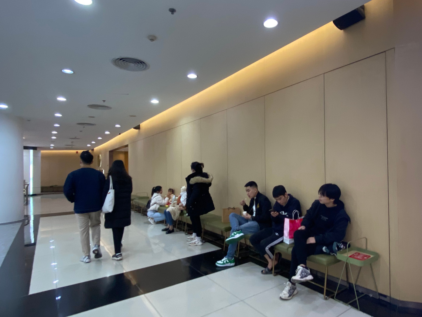 Cũng đã qua giờ ăn trưa, tới đầu giờ chiều, nhưng một quán lẩu trong trung tâm thương mại vẫn có nhiều khách ngồi đợi bàn.