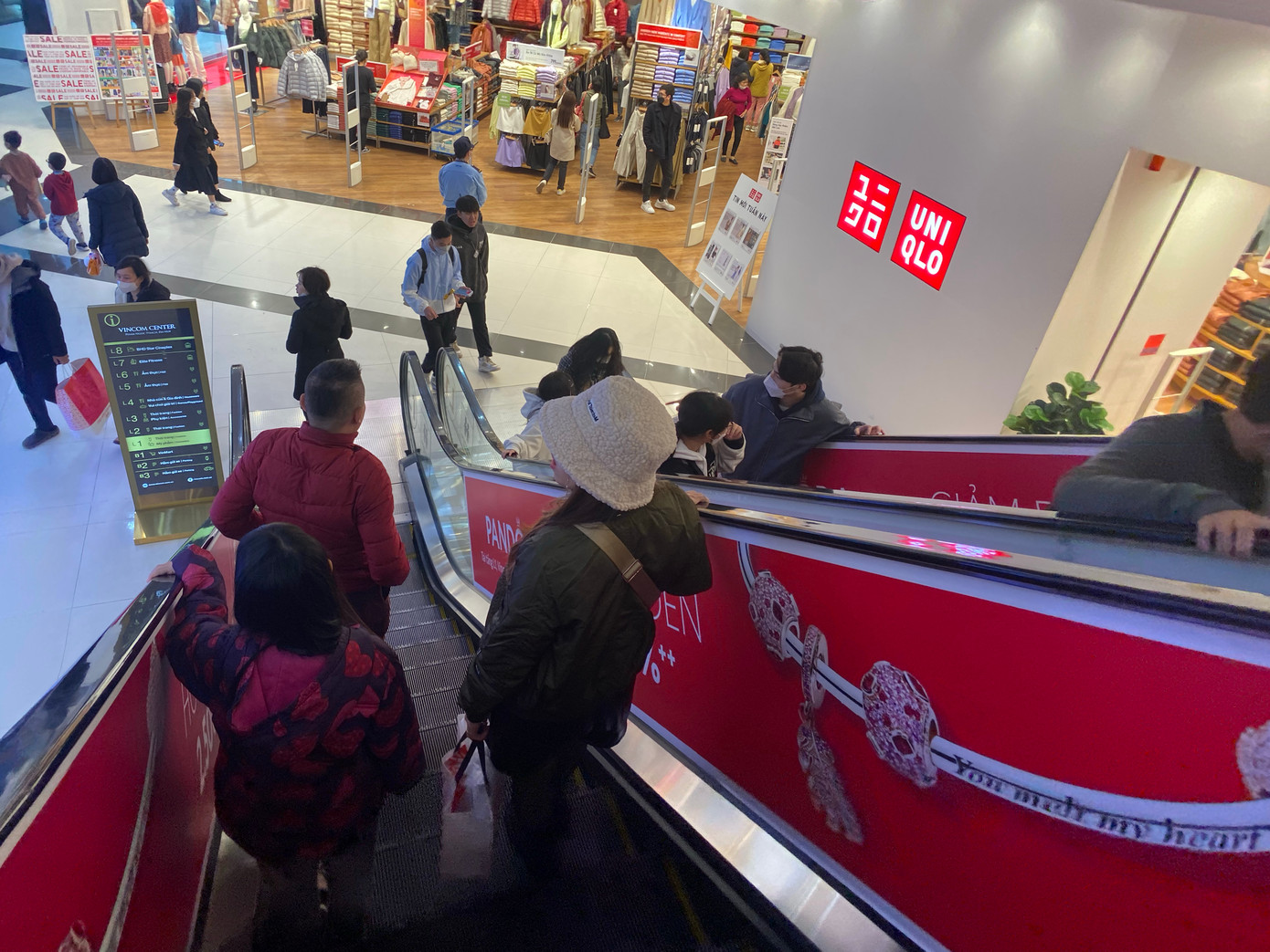 Trong trung tâm thương mại, các tầng mua sắm, giải trí cũng rất đông khách.