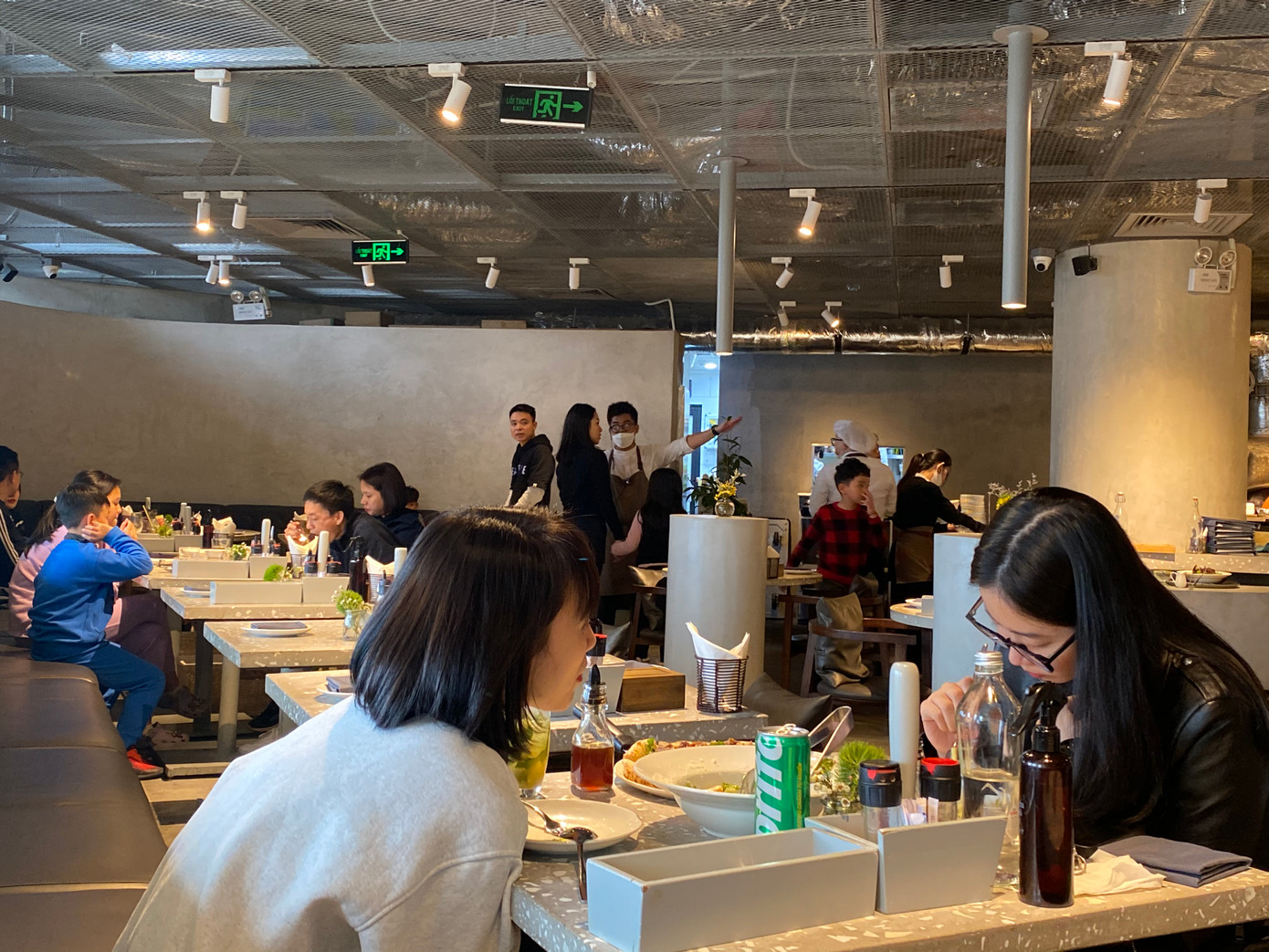 Dịp nghỉ Tết dương lịch, hàng quán tại Hà Nội “bội thu” bàn đặt tất niên, tân niên. Hệ thống pizza nổi tiếng tại Hà Nội hầu như đã kín bàn giờ đẹp vào toàn bộ các ngày 31-1-2/1. Thậm chí, đến 14h, nhà hàng này vẫn liên tục đón khách mới.