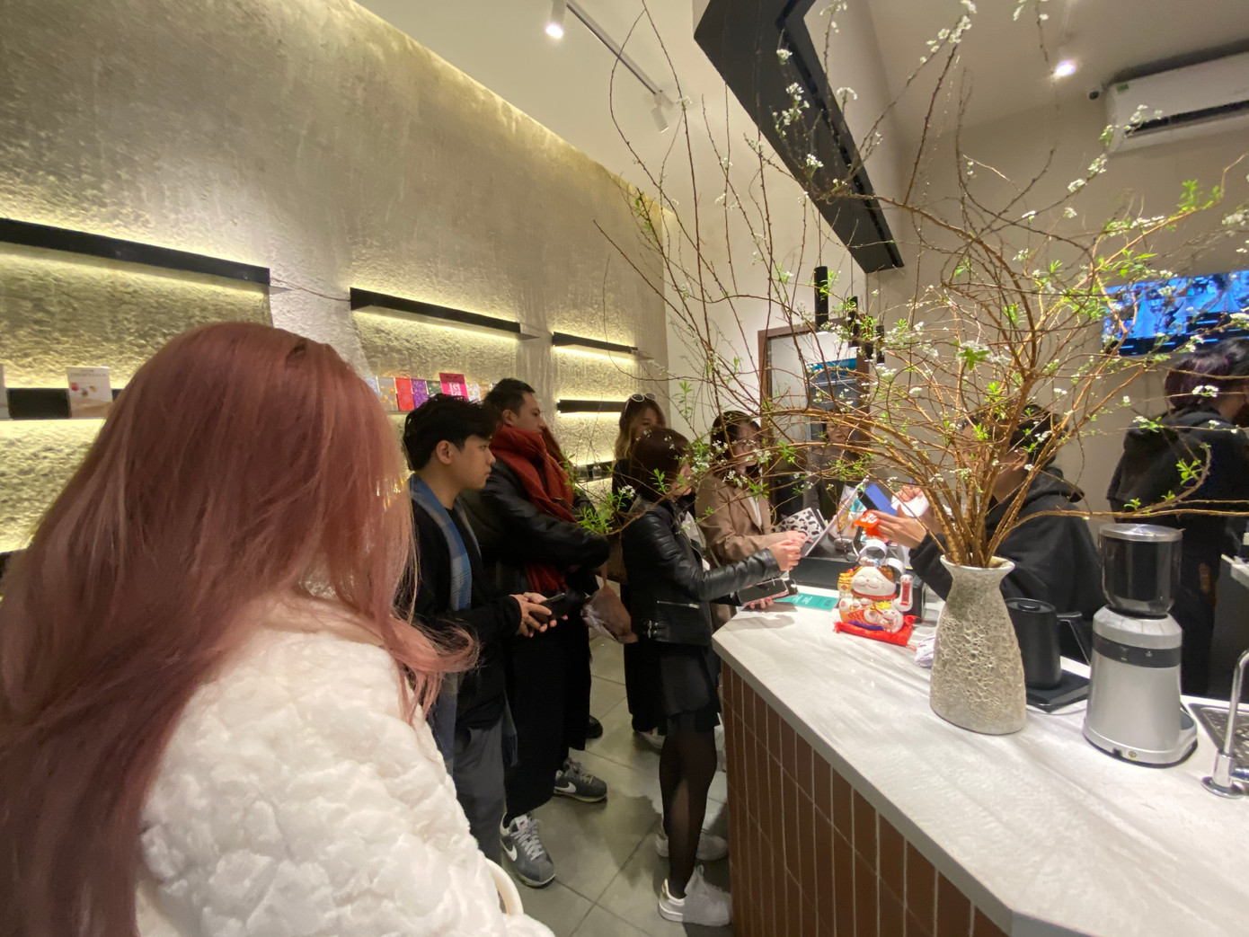 Bên ngoài trung tâm thương mại, các quán cafe cũng không lúc nào ngơi khách. Để đặt đồ uống, khách hàng phải chờ hàng chục phút mới tới lượt. Nhiều quán áp dụng phụ thu khoảng 5-30% hoá đơn vào dịp Tết Bên ngoài trung tâm thương mại, các quán cafe cũng không lúc nào ngơi khách. Để đặt đồ uống, khách hàng phải chờ hàng chục phút mới tới lượt. Nhiều quán áp dụng phụ thu khoảng 5-30% hoá đơn vào dịp Tết