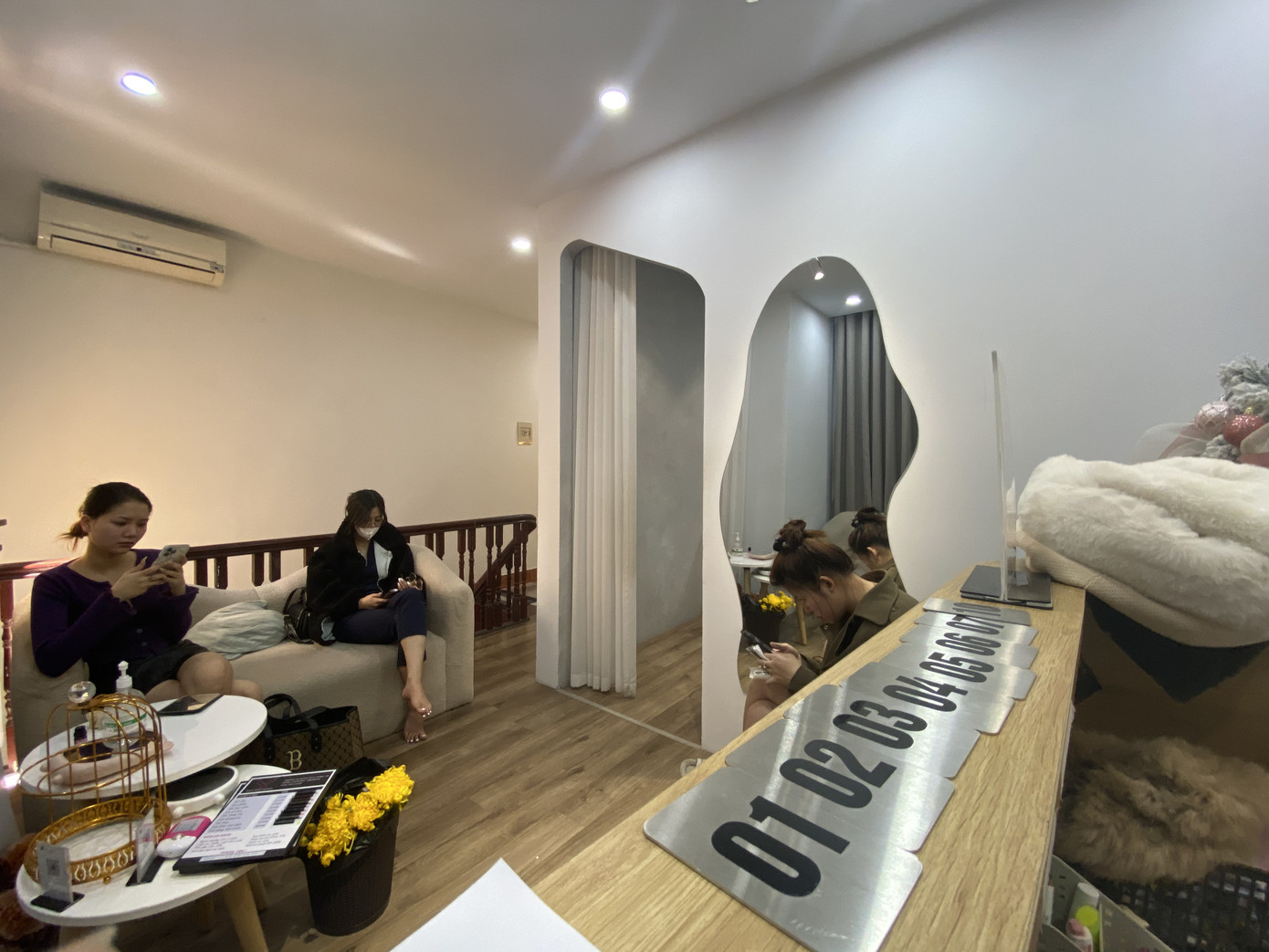 Tiệm làm đẹp phát số cho khách xếp hàng chờ lịch Tiệm làm đẹp phát số cho khách xếp hàng chờ lịch