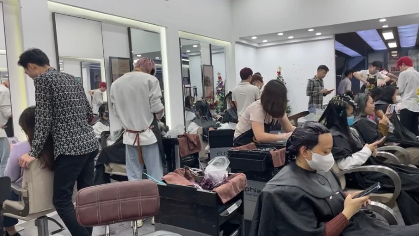 Salon tóc kín khách những ngày cận Tết Salon tóc kín khách những ngày cận Tết