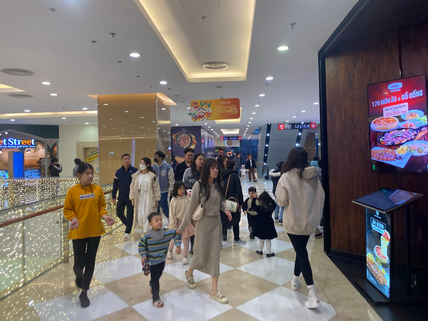 Thời tiết Hà Nội khá lạnh trong ngày nghỉ lễ, vì vậy rất nhiều gia đình có con nhỏ lựa chọn trung tâm thương mại làm nơi vui chơi, ăn uống. Tầng ẩm thực nườm nượp khách, hầu hết nhà hàng đều kín bàn, phải đặt trước Thời tiết Hà Nội khá lạnh trong ngày nghỉ lễ, vì vậy rất nhiều gia đình có con nhỏ lựa chọn trung tâm thương mại làm nơi vui chơi, ăn uống. Tầng ẩm thực nườm nượp khách, hầu hết nhà hàng đều kín bàn, phải đặt trước