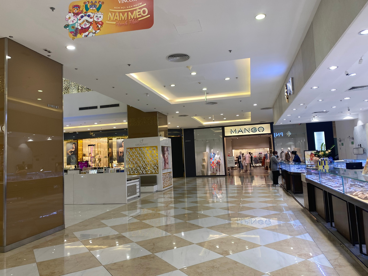 Trái với sự tấp nập của các khu vui chơi, ăn uống, thì khu vực mua sắm trong các trung tâm thương mại dù mở xuyên Tết vẫn rất vắng vẻ Trái với sự tấp nập của các khu vui chơi, ăn uống, thì khu vực mua sắm trong các trung tâm thương mại dù mở xuyên Tết vẫn rất vắng vẻ