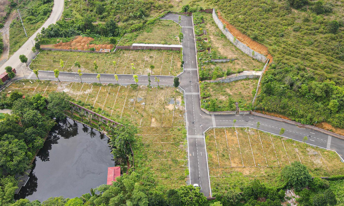 Thị trường bất động sản nhiều nơi ở ven đô Hà Nội rơi vào trầm lắng sau "sốt" nóng. Thị trường bất động sản nhiều nơi ở ven đô Hà Nội rơi vào trầm lắng sau "sốt" nóng.