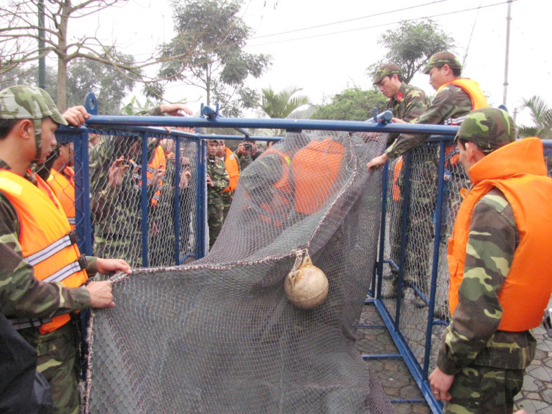 Luồn túi lưới vào lồng và buộc chặt.. Luồn túi lưới vào lồng và buộc chặt.