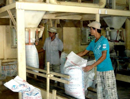 Hoạt động sản xuất tại nhà máy chế biến thức ăn thủy sản của Công ty CP Thủy sản Cổ Chiên