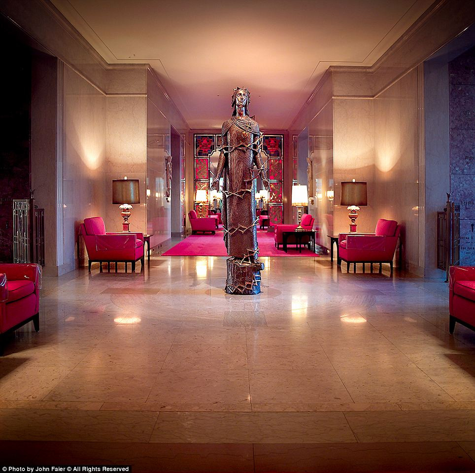 Bức tượng được trưng bày tại một căn phòng đầy nghệ thuật với nhiều ghế sa-lông màu hồng. Bức tượng được trưng bày tại một căn phòng đầy nghệ thuật với nhiều ghế sa-lông màu hồng