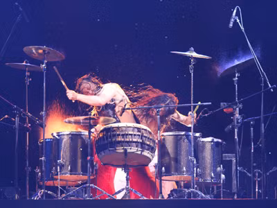 Tiết mục trống với hiệu ứng nước. Ảnh: N.M.Hà. Tiết mục trống với hiệu ứng nước Ảnh: N.M.Hà