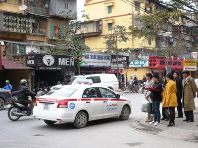 Thay vì gật đầu những ngày rét nhiều xe taxi đã nói không với khách hàng đứng chờ ở đường . Ảnh: Trọng Đảng Thay vì gật đầu những ngày rét nhiều xe taxi đã nói không với khách hàng đứng chờ ở đường