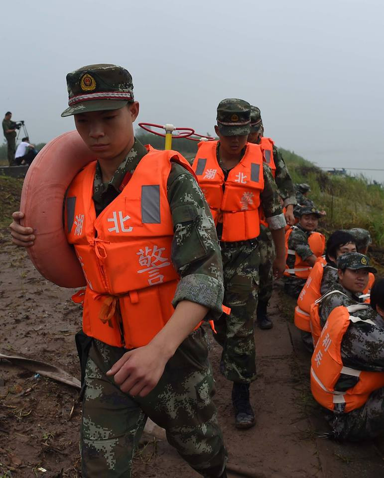 Trung Quốc chạy đua thời gian cứu nạn nhân trên tàu chìm ảnh 30