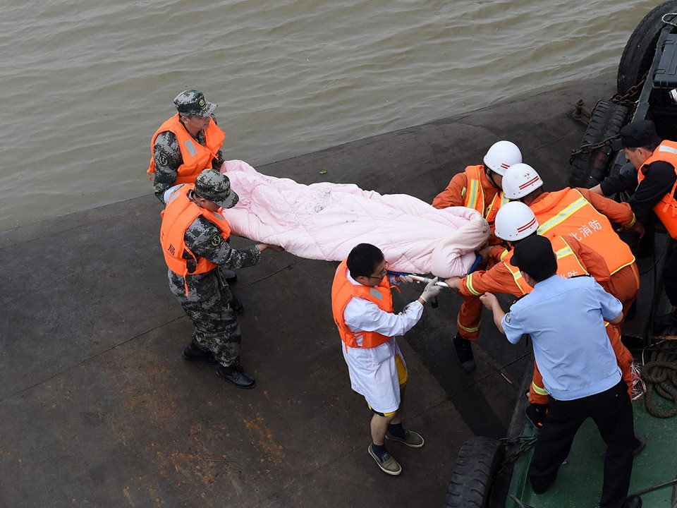 Trung Quốc chạy đua thời gian cứu nạn nhân trên tàu chìm ảnh 10