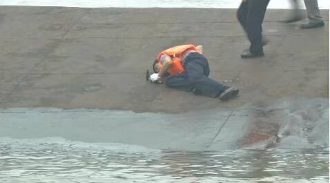 Trung Quốc chạy đua thời gian cứu nạn nhân trên tàu chìm ảnh 27