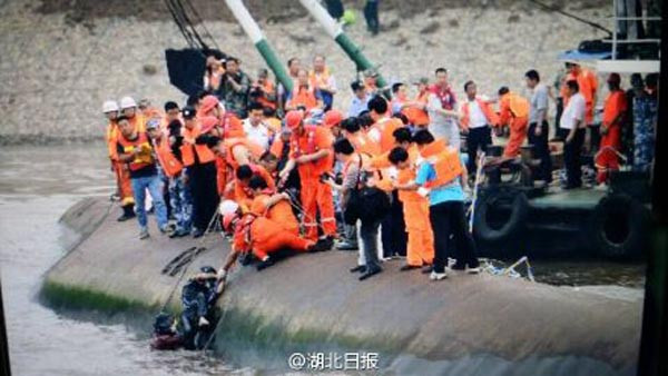 Trung Quốc chạy đua thời gian cứu nạn nhân trên tàu chìm ảnh 17