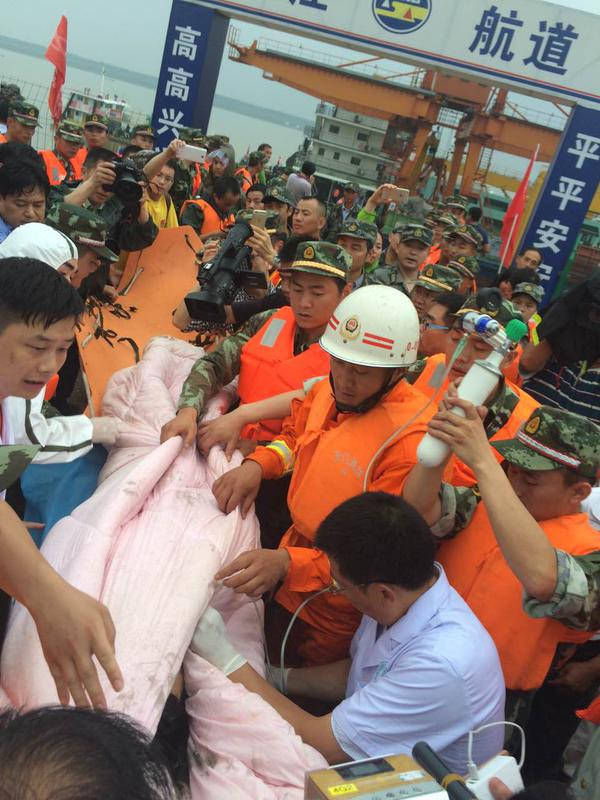 Trung Quốc chạy đua thời gian cứu nạn nhân trên tàu chìm ảnh 14