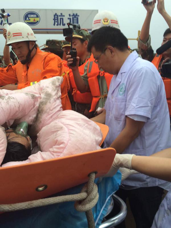 Trung Quốc chạy đua thời gian cứu nạn nhân trên tàu chìm ảnh 15