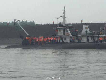 Trung Quốc chạy đua thời gian cứu nạn nhân trên tàu chìm ảnh 18