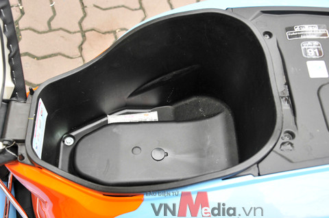 Cốp xe rộng có thể chứa mũ bảo hiểm nửa đầu