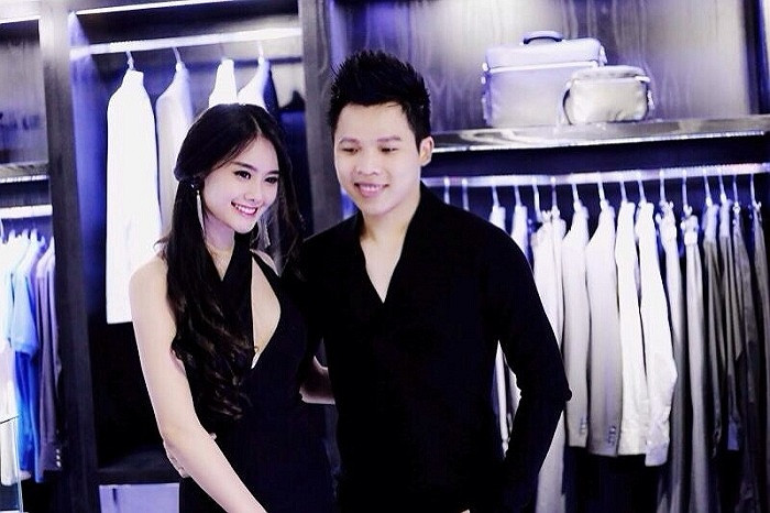 Có vẻ như Khắc Tiệp rất biết cách lấy lòng các người đẹp. Có vẻ như Khắc Tiệp rất biết cách lấy lòng các người đẹp