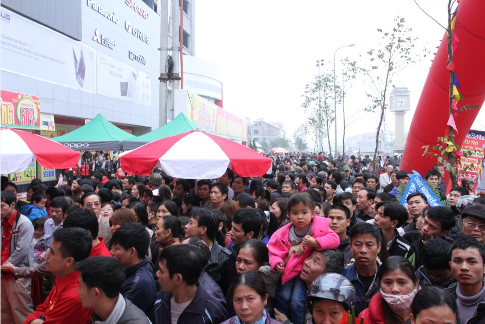 Trẻ nhỏ phải ngồi trên vai người nhà để tránh xô đẩy