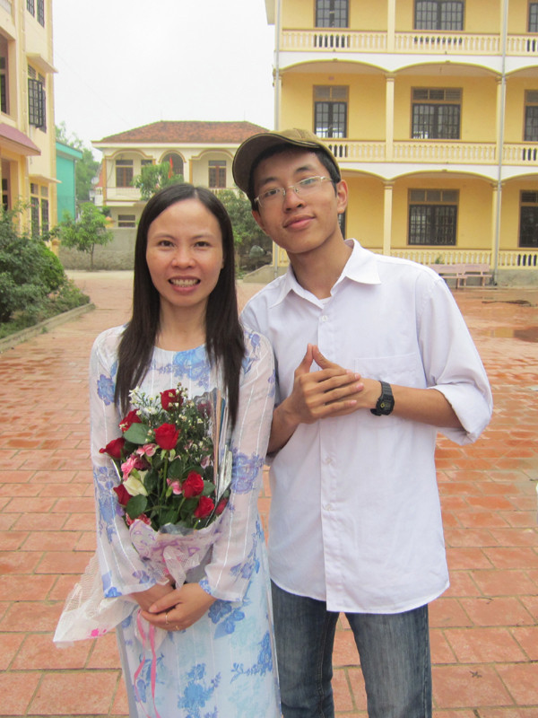 Hoàng Xuân Tuấn Anh chụp ảnh cùng cô giáo Dương Thị Châu Lưu.