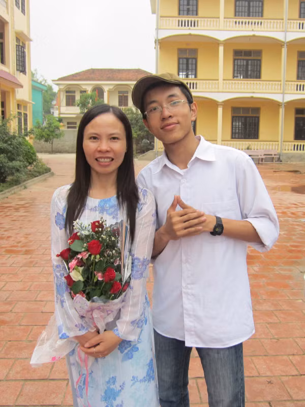 Hoàng Xuân Tuấn Anh chụp ảnh cùng cô giáo Dương Thị Châu Lưu.