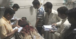 Một trong những nạn nhân đang nằm điều trị tại bệnh viện ở Karachi. Ảnh: BBC