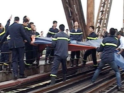 Bạt, phao được căng ở phía dưới đề phòng cô gái nhảy xuống