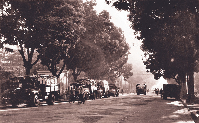 Xe vận tải chuẩn bị đi Nam trên đường Trần Hưng Đạo (1968)