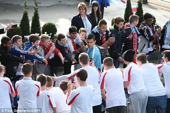 Man City-M.U (1-0): Quỷ đỏ ôm hận vì tội đồ Smalling ảnh 6