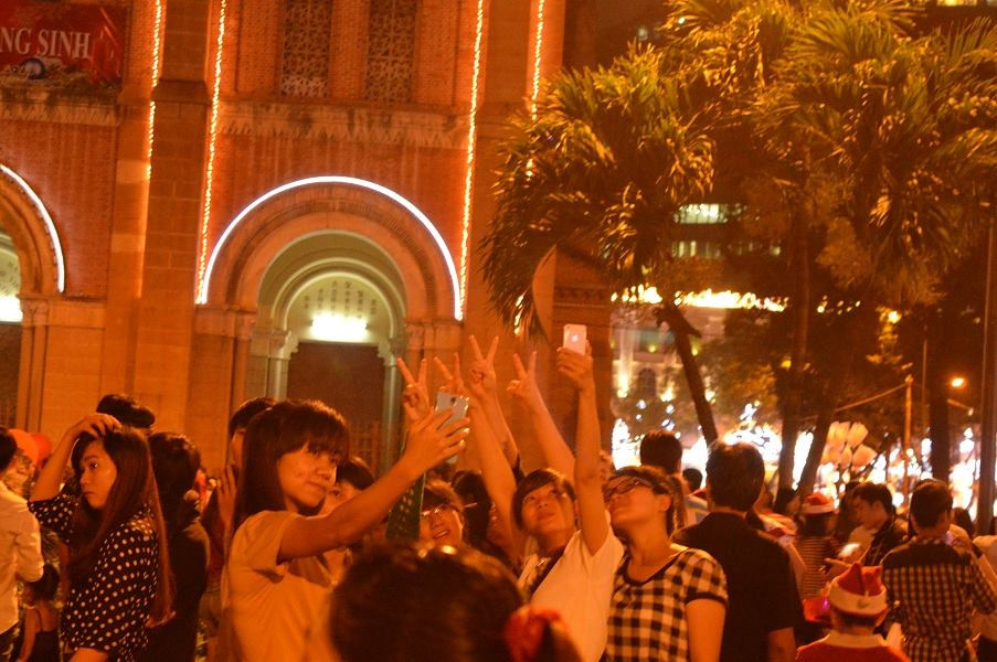 TƯỜNG THUẬT: Giới trẻ tưng bừng đón Giáng sinh ảnh 47